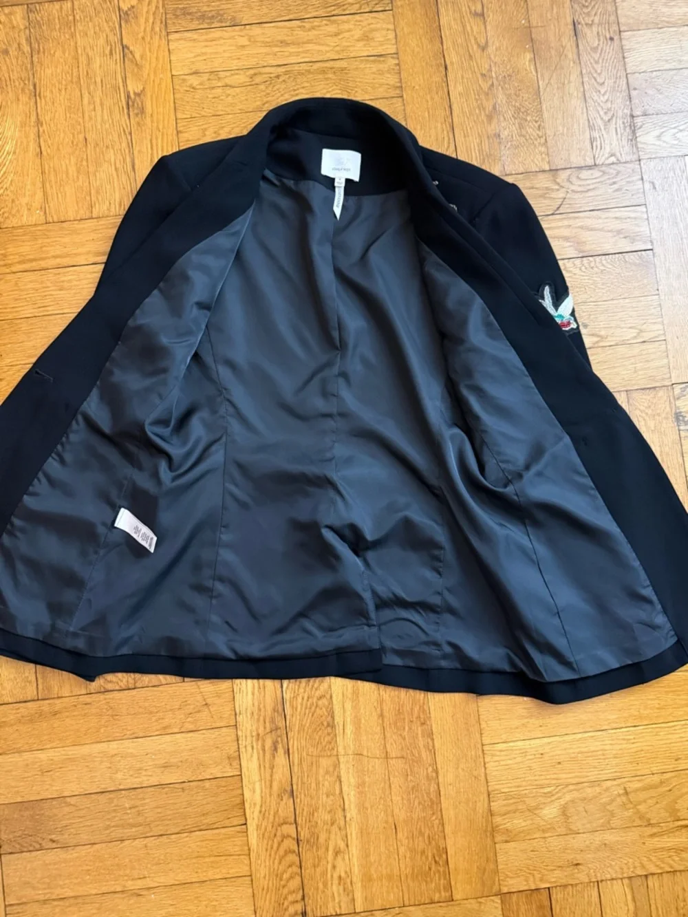 Cinq à Sept
Amour Cheyenne Embroidered Blazer - Picture 13 of 16